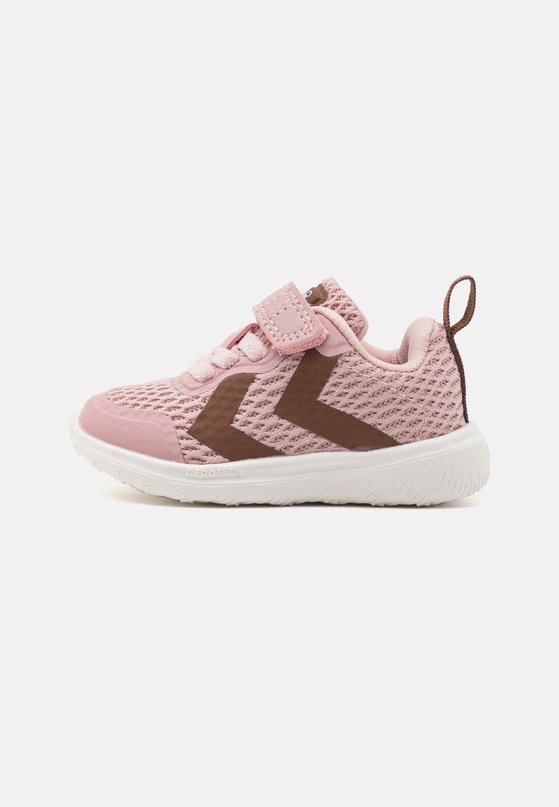 Rosa idrettssko med en teksturert mesh-overdel, brun sjakkmønsterdesign, borrelås og hvit gummisåle, med en opphengsrem bak.