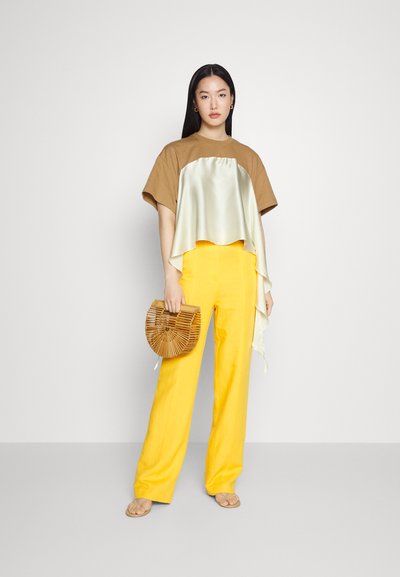 Rejina Pyo WYNNE - Nyomott mintás póló - butter