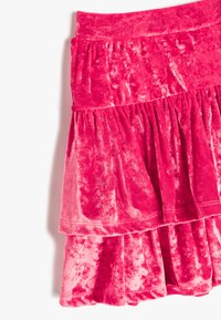Gonna di velluto fucsia con ruffle strati, texture morbida e cintura elasticizzata. Presenta una lucentezza morbida e dettagli arricciati.
