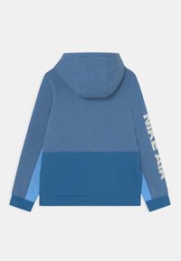 Pullover hoodie i gradient blå nyanser. Har en huva, långa ärmar och "NIKE AIR" tryckt i vitt på höger ärm. Tillverkas av bomullsblandat material.