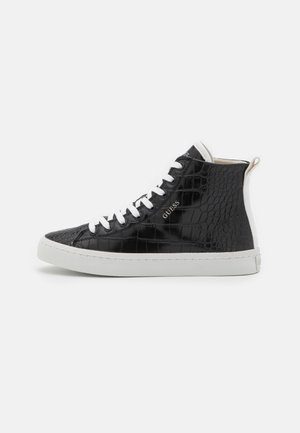 Baskets montantes avec une texture crocodile noire brillante, semelle en caoutchouc blanche et lacets blancs contrastants, comportant un petit logo.