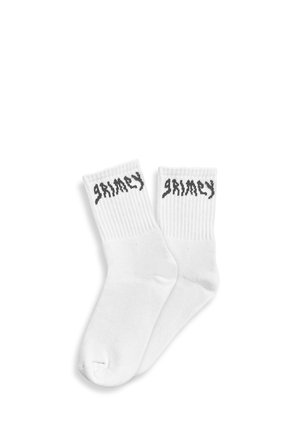 Calcetines de algodón blancos con puños acanalados, que presentan "grimy" en texto estilizado negro a los lados. Textura suave y diseño de longitud media.