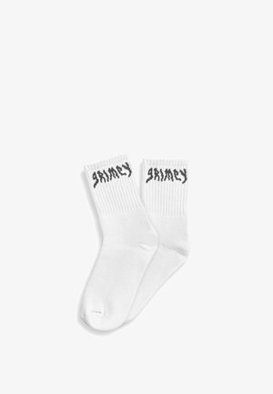 Calcetines de algodón blancos con puños acanalados, que presentan "grimy" en texto estilizado negro a los lados. Textura suave y diseño de longitud media.