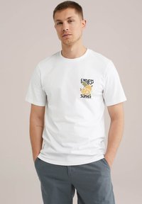 Fehér pamut póló, bal mellrészen "ENDLESS SUMMER" grafikával, sárga citrusmintával. Rövid ujjú és kerek nyakú.