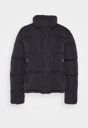 Schwarze gepolsterte Jacke mit hohem Kragen, ausgestattet mit Druckknöpfen, zwei Seitentaschen und horizontalen Steppabschnitten für Isolierung.