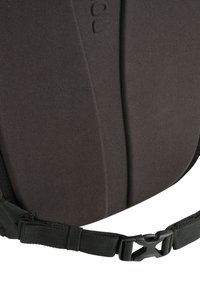 Zwarte ergonomische rugzak met een gestructureerde afwerking, voorzien van verstelbare schouderbanden en een plastic gesp. Het ontwerp omvat gebogen naden voor extra ondersteuning.