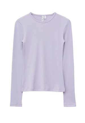 Long-sleeve top in light purple ribbed fabric. Features a round neckline and fitted sleeves. Smooth texture with a relaxed fit.