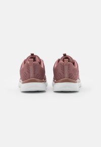 Baskets en mesh rose avec des semelles en caoutchouc blanches. Équipées d'une languette à l'arrière et d'un logo discret sur les côtés. Design léger et respirant.