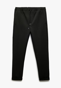 Zwarte joggingsbroek gemaakt van een zachte katoenmix, met een elastische tailleband met een trekkoord, zijzakken en oprolbare pijpen.