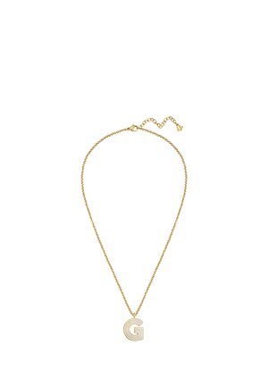 Collar de cadena de oro con un colgante en forma de la letra G, con detalles de líneas superpuestas y cierre ajustable.