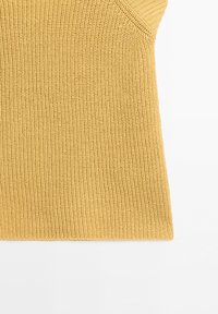 Haut jaune tricoté sans manches avec un col rond présenté à plat sur fond blanc.