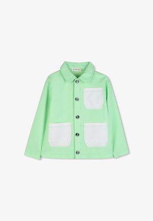 Lichtgroene katoenen jas met een kraag, vier witte zakken met contrasterende stiksels en ronde donkere knopen.