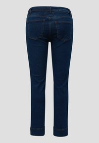 Jeans de mezclilla azul oscuro con un ajuste Slim, que presentan puños enrollados, dos bolsillos traseros y una cintura de altura media. Textura suave, diseño clásico.
