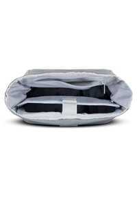 Sac en tissu gris avec une large ouverture, doté d'un compartiment zippé et de deux sections intérieures. Doublure intérieure douce, forme rectangulaire.