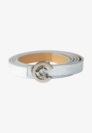 Zilverkleurige leren riem met een gestructureerde afwerking, voorzien van een ronde metalen gesp met een verstrengeld ontwerp. De breedte is smal en veelzijdig.