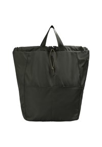 Bolsa de tela de color verde oscuro, hecha de un tejido duradero, que presenta dos asas cortas, una parte superior con cordón elástico y un bolsillo frontal.