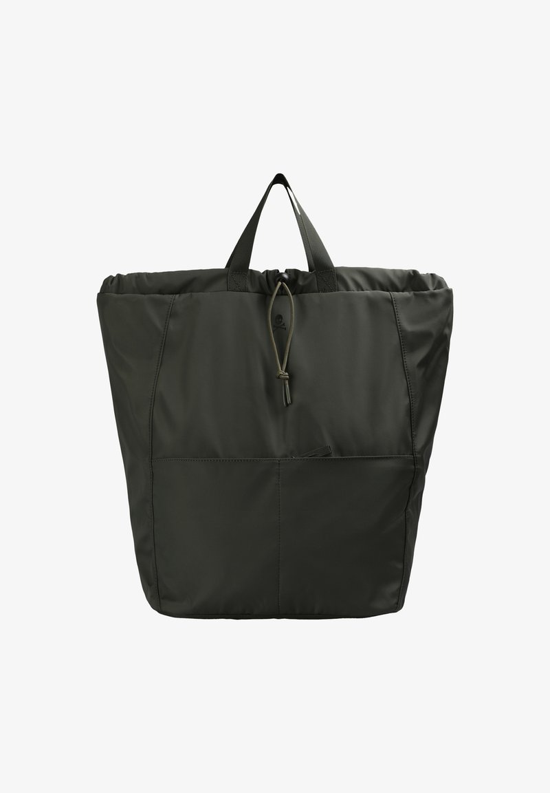 Bolsa de tela de color verde oscuro, hecha de un tejido duradero, que presenta dos asas cortas, una parte superior con cordón elástico y un bolsillo frontal.