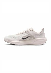 Scarpe sportive leggere e bianche con una tomaia in rete traspirante, dettagli grigi e una suola ammortizzata per comfort e supporto.