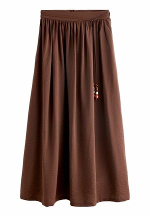Jupe longue marron avec taille froncée et liens décoratifs ornés de perles sur un côté, en tissu doux texturé.