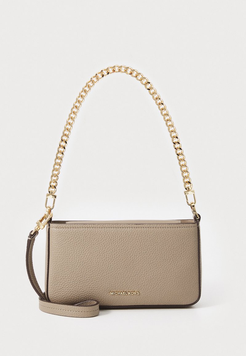 Bolsa transversal de couro bege com acabamento texturizado, alça de corrente dourada e borda castanha. Apresenta um logotipo dourado na frente.