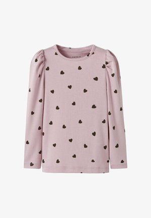 Maglietta a maniche lunghe di colore rosa realizzata in tessuto morbido, con un motivo di piccole cuori neri. Maniche a palloncino e scollatura tonda.