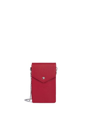 Petit sac bandoulière rectangulaire en cuir rouge avec rabat et fermeture bouton argenté, doté d'une bandoulière chaîne argentée.