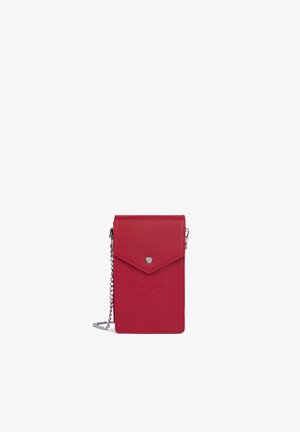 Petit sac bandoulière rectangulaire en cuir rouge avec rabat et fermeture bouton argenté, doté d'une bandoulière chaîne argentée.