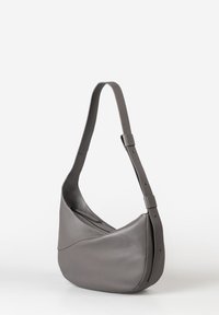 Grau Leder Schultertasche mit geschwungenem Design, verstellbarem Schulterriemen und Reißverschlussverschluss. Glatte Textur mit minimalen Nähten.