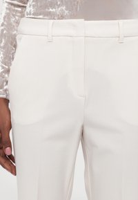 Marella ICELAND - Auduma bikses - bianco lana