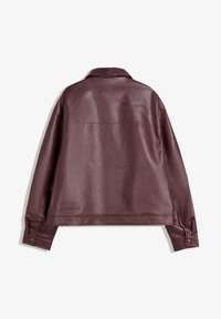 Veste en cuir bordeaux avec un col simple, des poignets boutonnés et une texture lisse, avec une coupe droite et un design minimaliste.