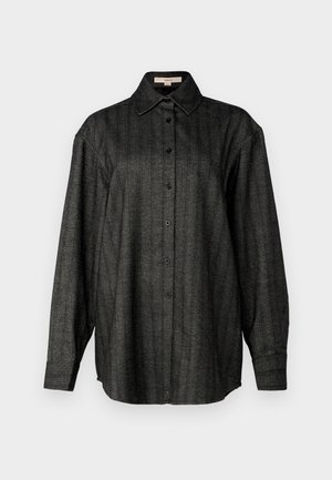 Czarna i szara koszula w paski z długimi rękawami, zapinana na guziki z klasycznym kołnierzykiem. Wykonana z teksturowanej tkaniny o luźnym kroju.