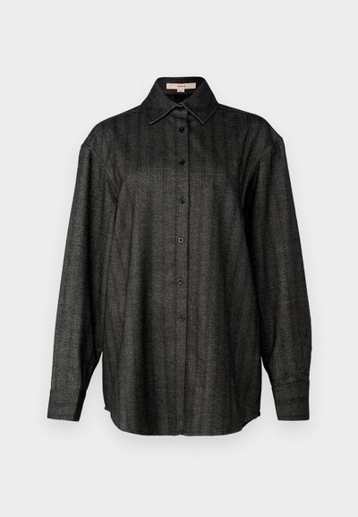 Cămașă cu dungi negre și gri, cu mâneci lungi, front cu nasturi și guler clasic. Realizată dintr-un material texturat, cu o croială relaxată.