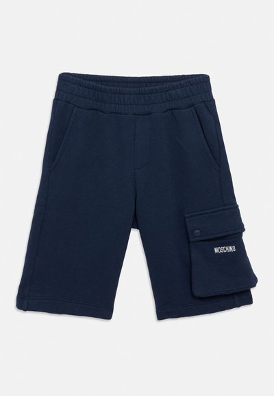 Μπλε σκούρο βαμβακερό σορτς με ελαστική μέση, πλαϊνές τσέπες και μπροστινή τσέπη cargo με κούμπωμα σούστας και τυπωμένο λογότυπο.