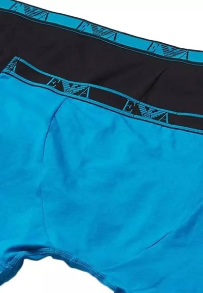 Trois paires de boxers pour hommes : une en bleu, une en noir. Toutes disposent de ceintures élastiques avec un logo en couleurs contrastées.