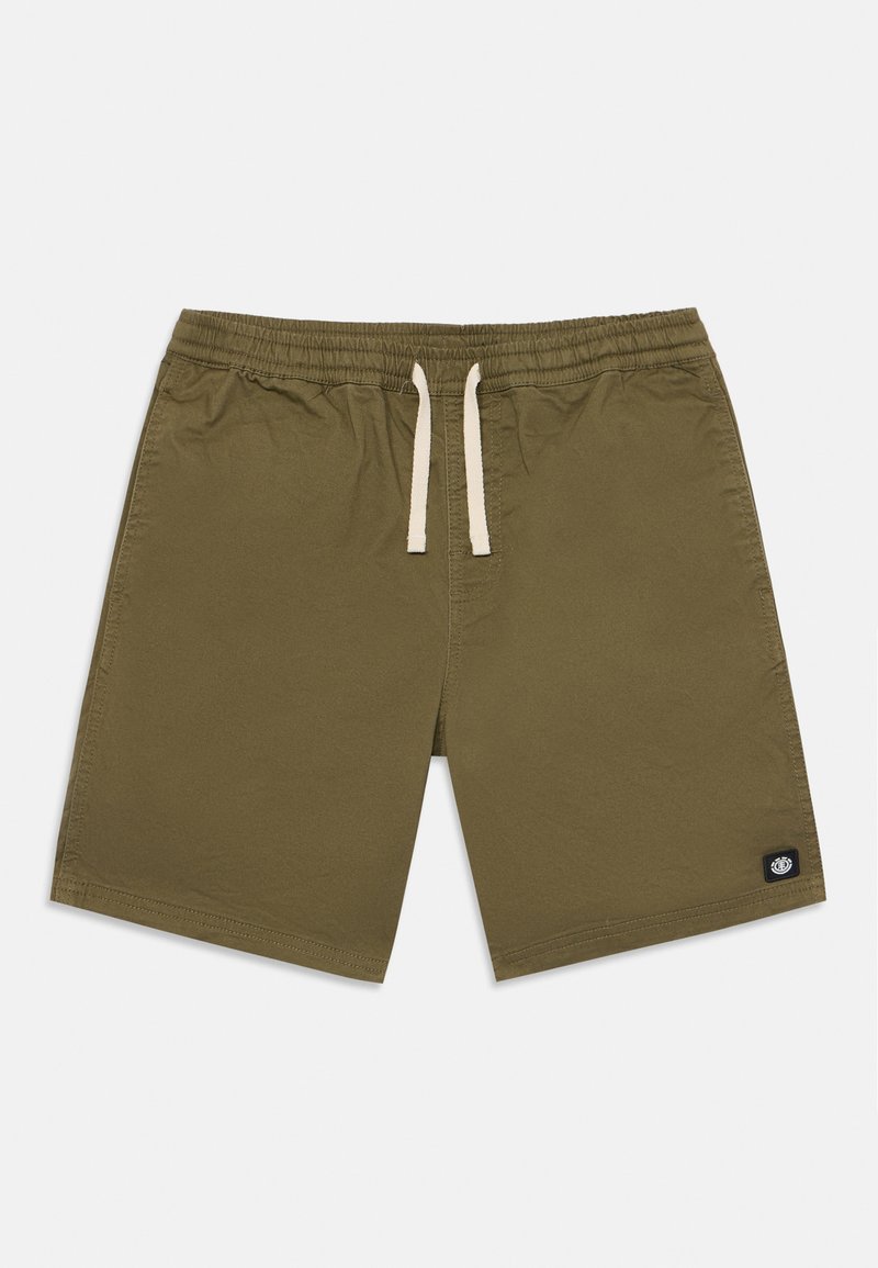 Olivově zelené šortky s elastickým pasem, krémovým šňůrkovým stahováním a malou černou nášivkou v pravém dolním rohu.