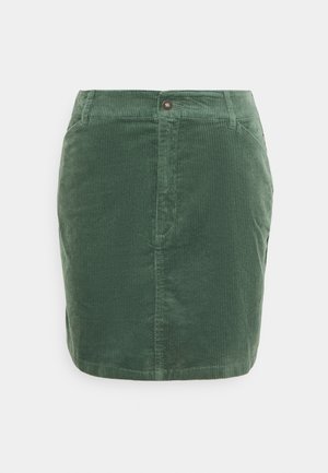 Mini-jupe en velours côtelé vert avec fermeture à boutons et zip sur le devant, passants pour ceinture et poches latérales.