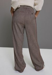 Next TALL FIT - TEXTURED HERRINGBONE  - Nohavice - burgundy white