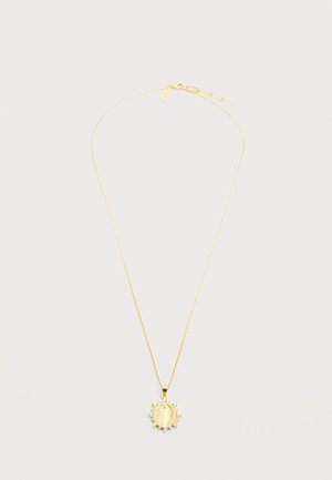 Nežen zlati verižica z ovalnim zlatim obeskom, na katerem je vklesana verska figura, obdana z majhnimi prozornimi kamni.