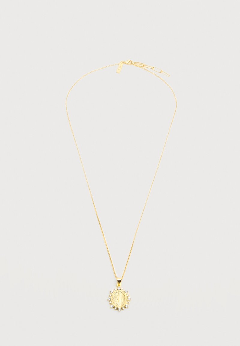 Λεπτό χρυσό κολιέ με αλυσίδα και οβάλ χρυσό μενταγιόν που απεικονίζει χαραγμένη θρησκευτική μορφή, περιτριγυρισμένη από μικρές διαφανείς πέτρες.