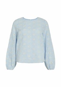 Chemisier bleu clair à manches longues avec col rond, orné de broderies florales ajourées blanches et de poignets élastiques.