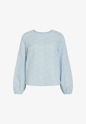 Gaiši zila blūze ar garām piedurknēm un apaļu kakla izgriezumu, ar baltu ziedu izšuvumu aculīšu rakstā un elastīgiem aproču galiem.