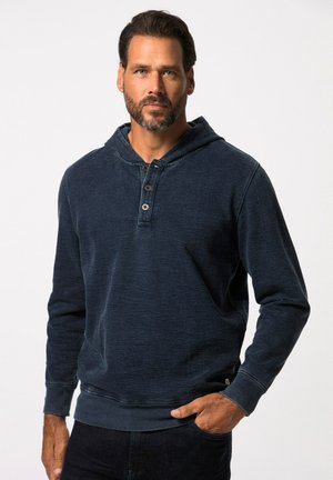 Marineblauwe hoodie van zachte stof, met een voorste knoopsluiting, kangoeroe zak en ribgebreide manchetten en onderrand. Textuurafwerking.