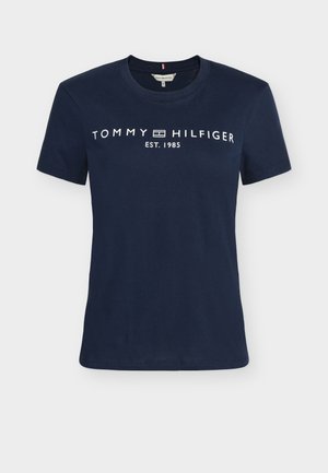 Μπλε ναυτικό T-shirt με κοντά μανίκια και το κείμενο "Tommy Hilfiger EST. 1985" και το λογότυπο στο κέντρο του στήθους.