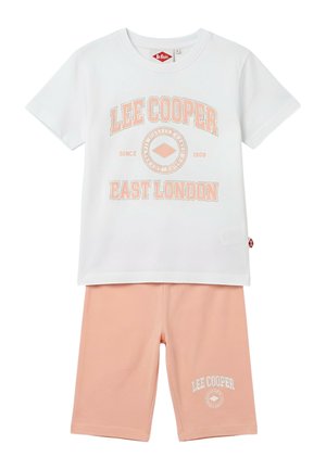 T-shirt blanc à manches courtes avec le texte « Lee Cooper East London » et un logo pêche clair, associé à un short assorti pêche clair arrivant aux genoux.