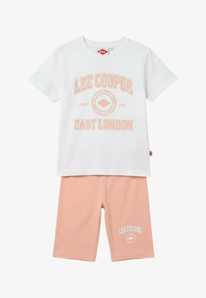 T-shirt blanc à manches courtes avec le texte « Lee Cooper East London » et un logo pêche clair, associé à un short assorti pêche clair arrivant aux genoux.