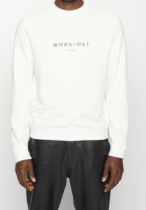 Sudadera blanca de manga larga, con puños y dobladillo acanalados. "BOGLIOLI MILANO" impreso en azul oscuro en la parte frontal. Tejido suave de mezcla de algodón.
