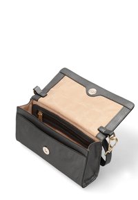 Borsa a tracolla in pelle nera con un interno beige, dotata di un compartimento con cerniera, chiusura a morsetto e dettagli in metallo dorato.