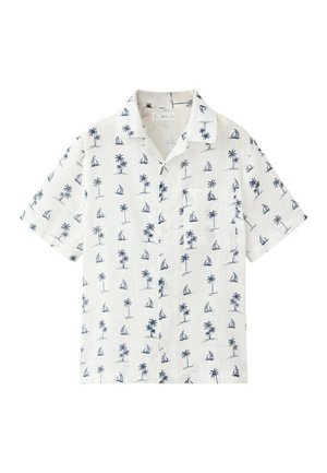 Weißes kurzärmeliges Hemd mit Knöpfen und marineblauen Segelboot- und Palmenmustern, mit Kragen und einer Brusttasche auf der linken Seite.