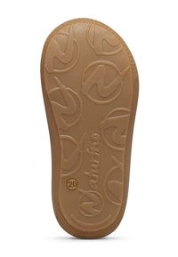 Gumová podrážka v tan barvě s kruhovými vzory, mající stylizované logo, texturované okraje a embosovanou velikost "20" pro lepší přilnavost.