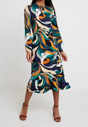 Langslippend jurk met een getailleerde taille, uitlopende zoom en een meerkleurig zwirlpatroon in groen, oranje, paars en beige. Lichtgewicht stof.